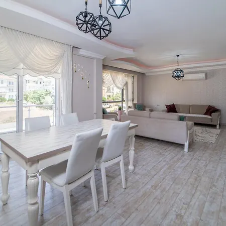 Splendid Flat Close To The Beach With Balcony And Shared Backyard In Fethiye פאטהיה