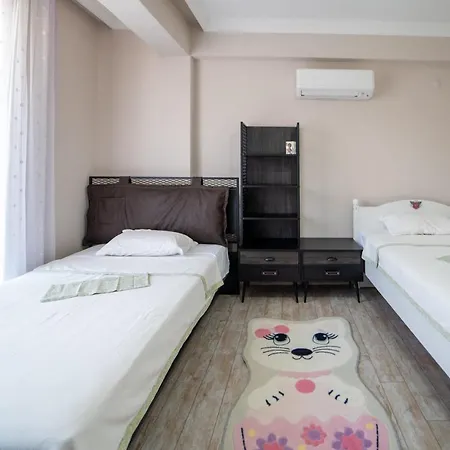 Splendid Flat Close To The Beach With Balcony And Shared Backyard In Fethiye דירה פאטהיה