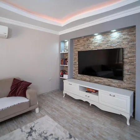 Splendid Flat Close To The Beach With Balcony And Shared Backyard In Fethiye פאטהיה