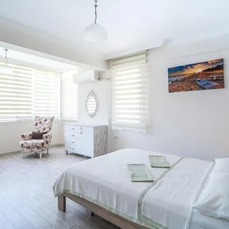 Splendid Flat Close To The Beach With Balcony And Shared Backyard In Fethiye דירה פאטהיה
