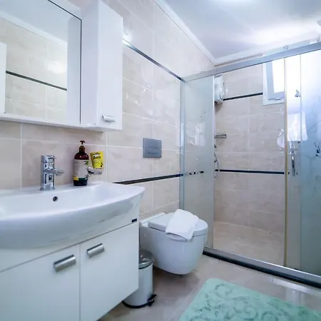 Splendid Flat Close To The Beach With Balcony And Shared Backyard In Fethiye דירה *