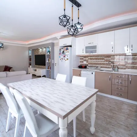 Splendid Flat Close To The Beach With Balcony And Shared Backyard In Fethiye פאטהיה